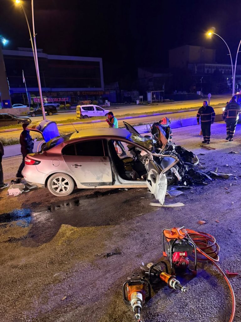 Gece Saatlerinde Facia! Çankırı’da Kamyona Arkadan Çarptılar 3 Gece Saatlerinde Facia Cankirida Kamyona Arkadan Carptilar 3